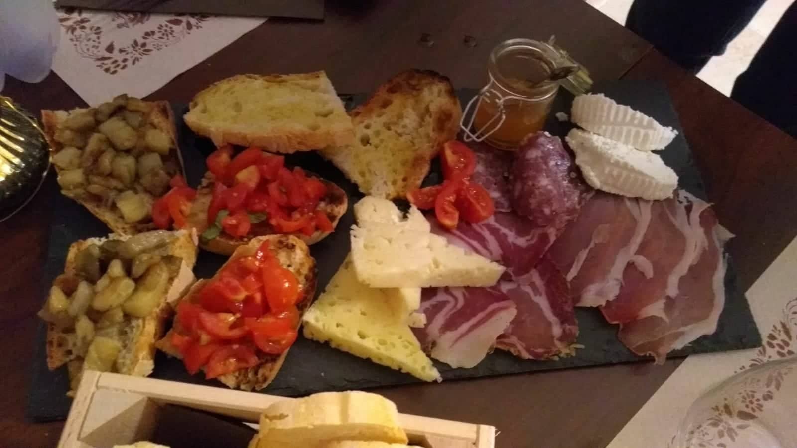 Antipastone di salumi e formaggi del territorio