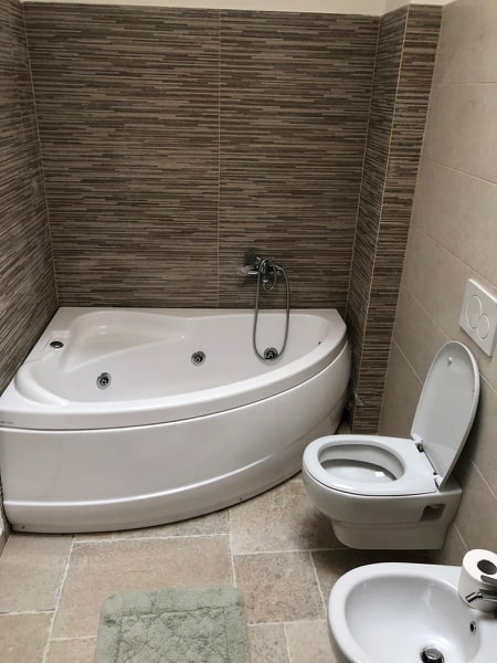 Bagno con vasca jacuzzi dell'appartamento