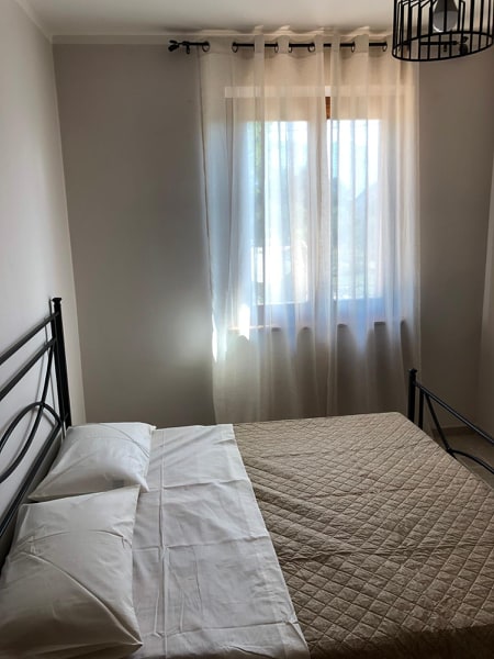 Camera matrimoniale con travi a vista — La Grande Quercia