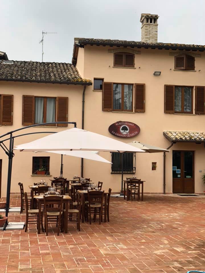 Tavoli all'aperto della Grande Quercia a Montefalco