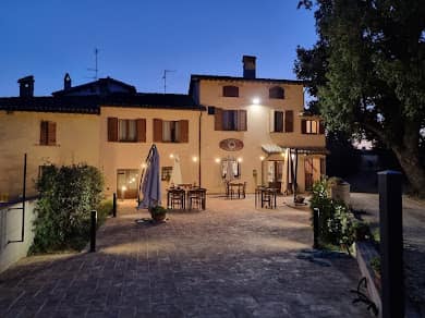 Agriturismo La Grande Quercia illuminato di notte, Montefalco