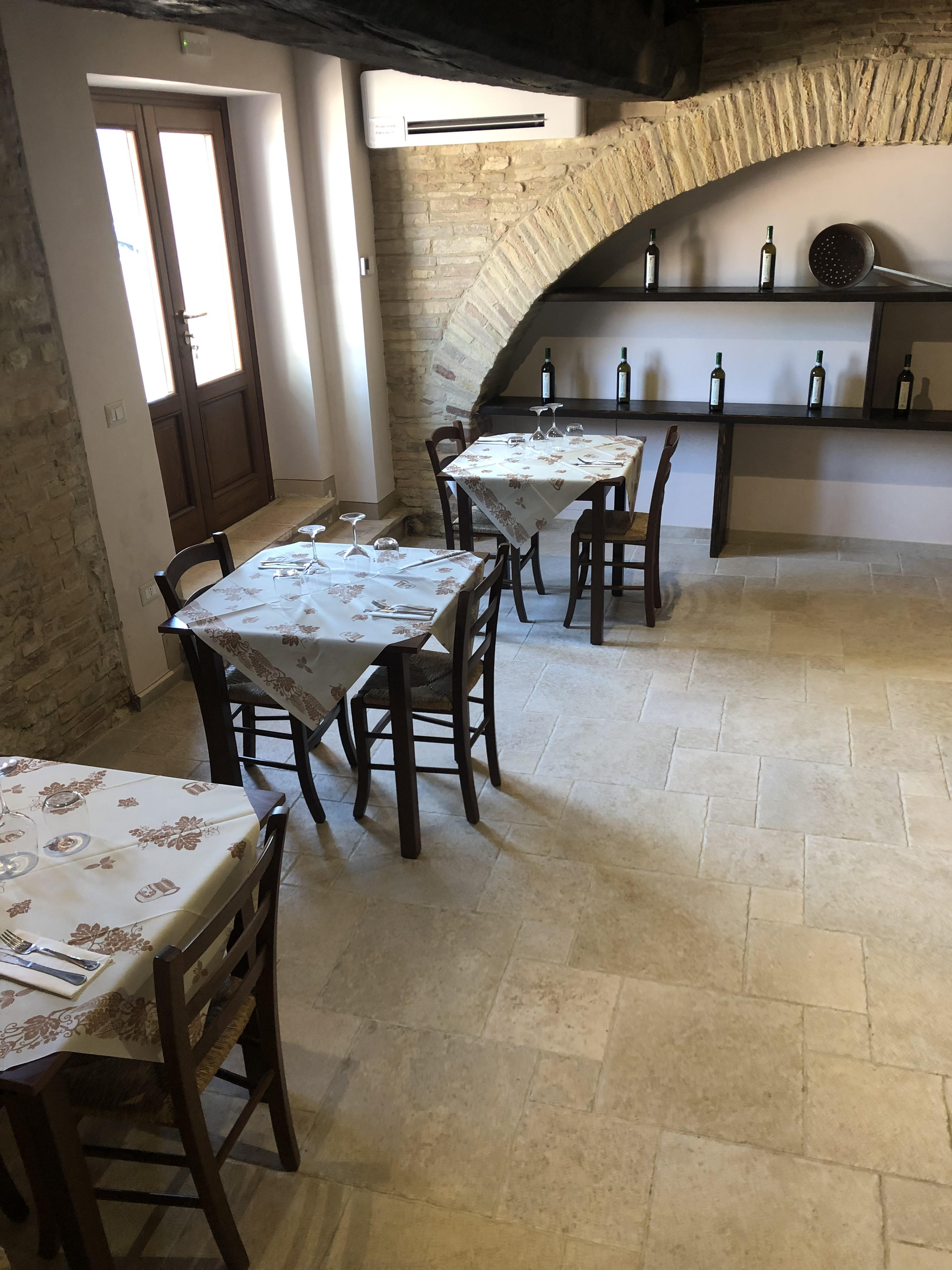 Sala del ristorante La Grande Quercia con arco in pietra